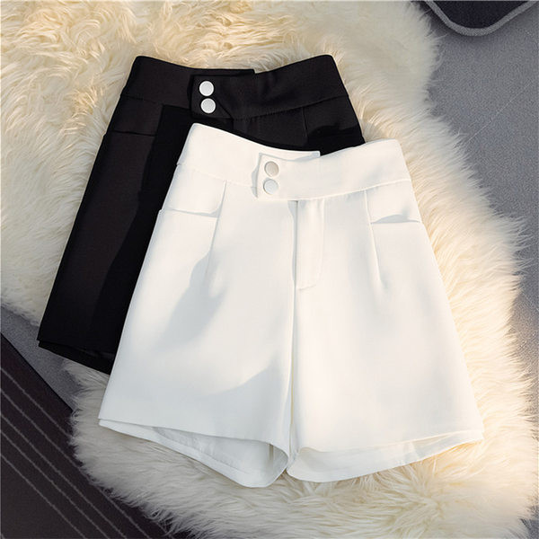 Moderne kratke hlače u bijeloj i crnoj boji