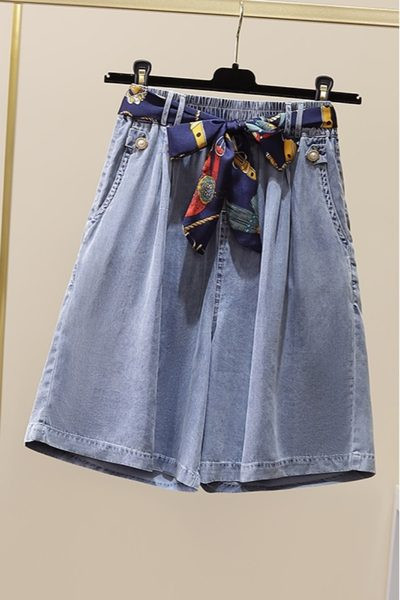 Γυναικείο τζιν σορτς με τσέπες και διακόσμηση με πέρλες