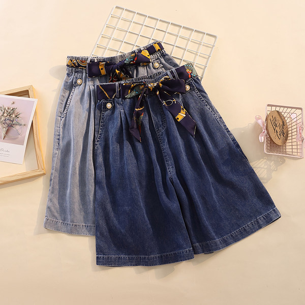 Γυναικείο τζιν σορτς με τσέπες και διακόσμηση με πέρλες