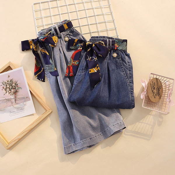 Γυναικείο τζιν σορτς με τσέπες και διακόσμηση με πέρλες