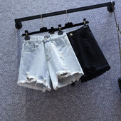 Naiste lühikesed kõrge vöökoha ja rebenenud motiividega teksapüksid