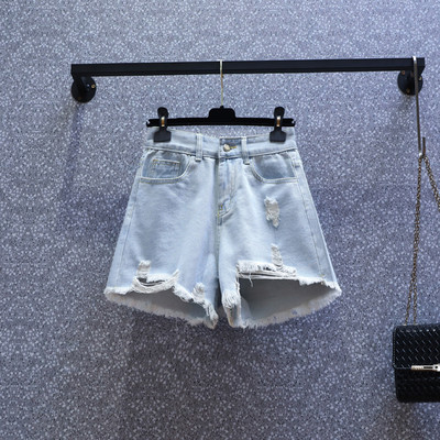 Naiste lühikesed kõrge vöökoha ja rebenenud motiividega teksapüksid