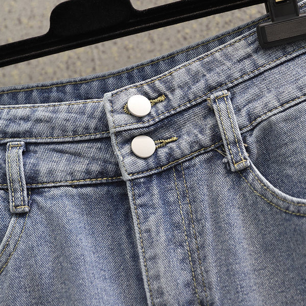 Kõrge vöökohaga nööpidega teksapüksid