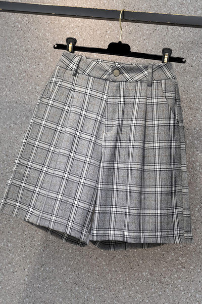 Kõrge vöökohaga ruudulised püksid ja nööp