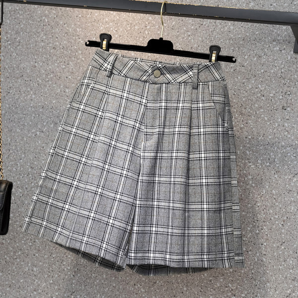 Kõrge vöökohaga ruudulised püksid ja nööp