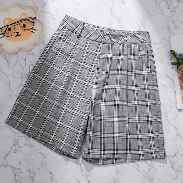 Kõrge vöökohaga ruudulised püksid ja nööp