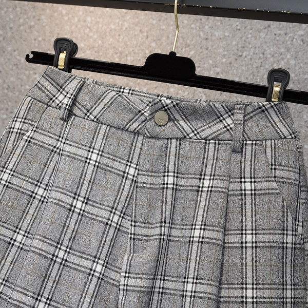 Kõrge vöökohaga ruudulised püksid ja nööp