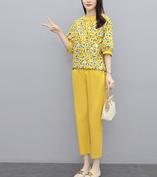 Καλοκαιρινό σετ - μπλούζα με φλοράλ μοτίβο και παντελόνι