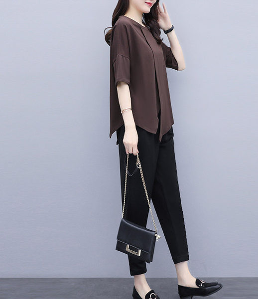 Ležerni ženski komplet asimetrične bluze i hlača