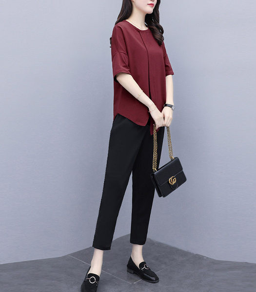 Ležerni ženski komplet asimetrične bluze i hlača