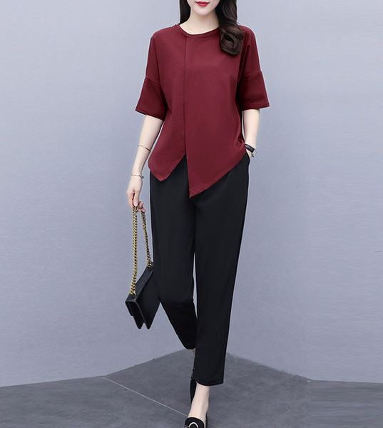 Ležerni ženski komplet asimetrične bluze i hlača