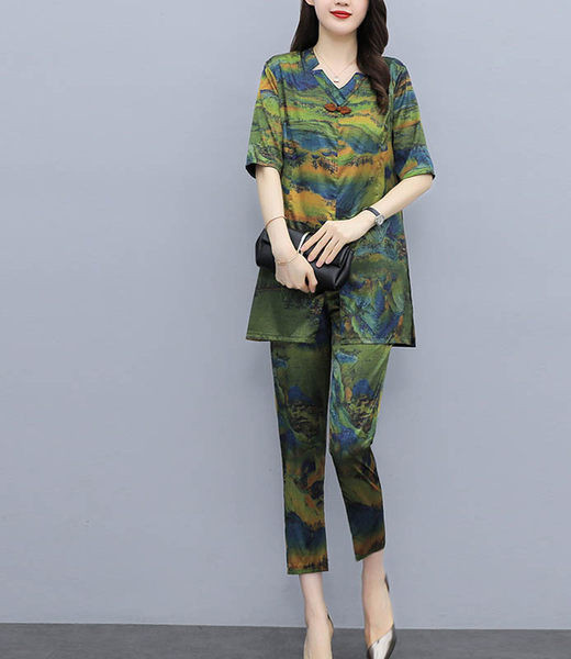 Ženski dnevni set iz dva dela sa aplikacijom