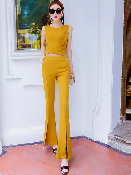 Moodne naiste komplekt kahest osast - topp ja lõhikutega püksid