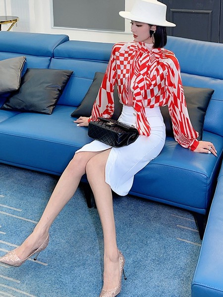 Модерен дамски сет - риза с панделка на яката и пола с цепка