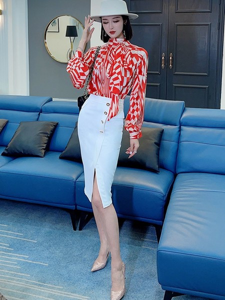 Модерен дамски сет - риза с панделка на яката и пола с цепка