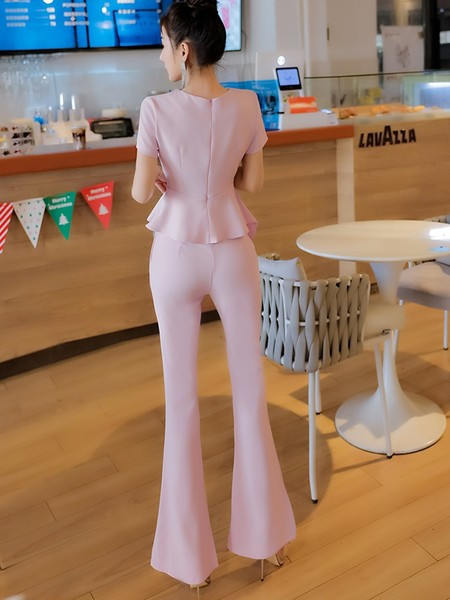 Elegantan ženski komplet - asimetrična bluza s metalnim ukrasom i duge hlače