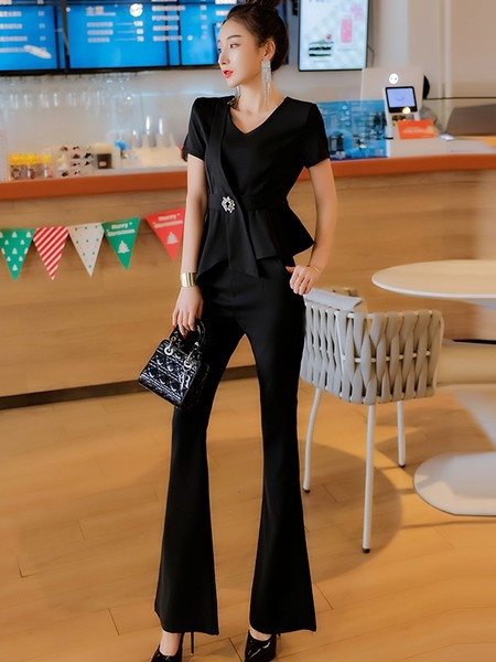 Elegantan ženski komplet - asimetrična bluza s metalnim ukrasom i duge hlače