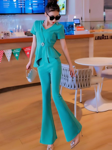 Elegantan ženski komplet - asimetrična bluza s metalnim ukrasom i duge hlače