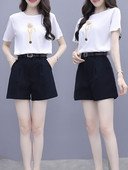 Ženski komplet od dva komada kratkih hlačica i majice s kratkim rukavima i aplikacijom