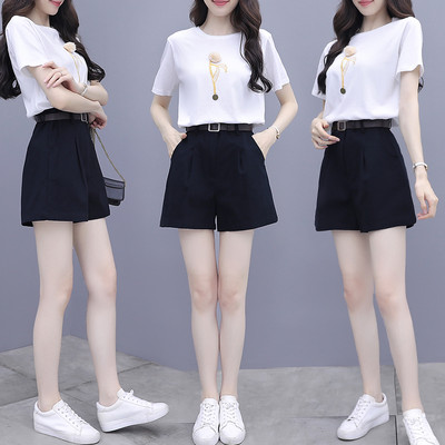 Ženski komplet od dva komada kratkih hlačica i majice s kratkim rukavima i aplikacijom