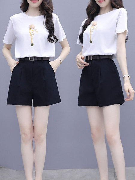 Ženski komplet od dva komada kratkih hlačica i majice s kratkim rukavima i aplikacijom