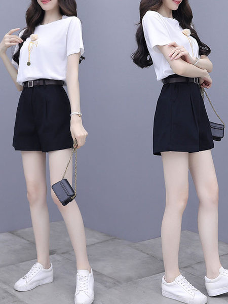 Ženski komplet od dva komada kratkih hlačica i majice s kratkim rukavima i aplikacijom