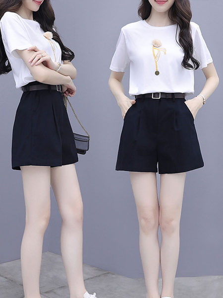 Ženski komplet od dva komada kratkih hlačica i majice s kratkim rukavima i aplikacijom