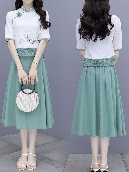 Naiste vabaaja komplekt - tikandiga pluus ja väljalõigatud seelik