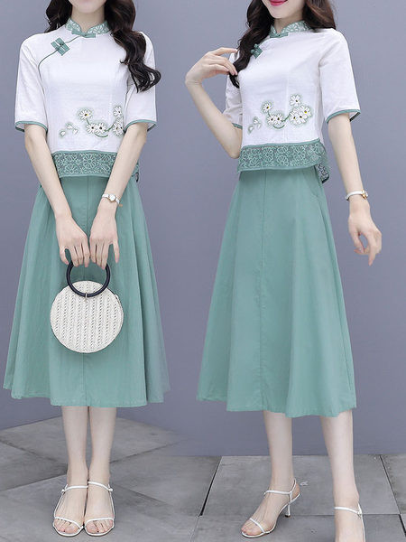 Naiste vabaaja komplekt - tikandiga pluus ja väljalõigatud seelik