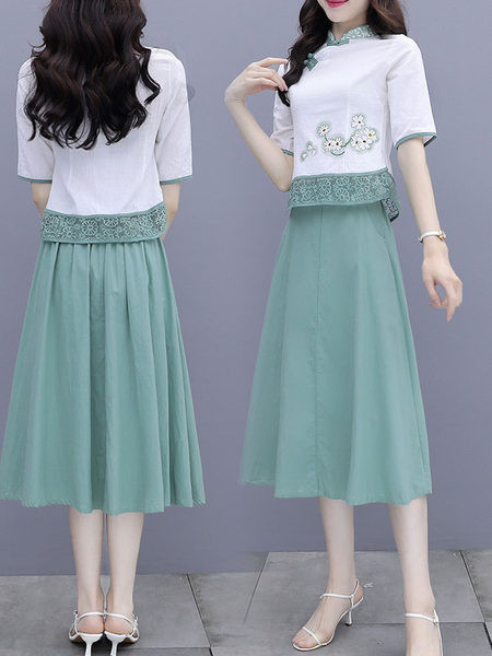 Naiste vabaaja komplekt - tikandiga pluus ja väljalõigatud seelik