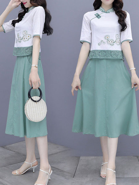 Naiste vabaaja komplekt - tikandiga pluus ja väljalõigatud seelik