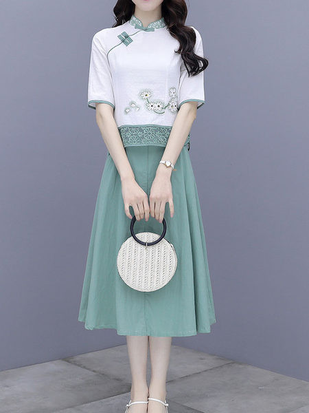 Naiste vabaaja komplekt - tikandiga pluus ja väljalõigatud seelik