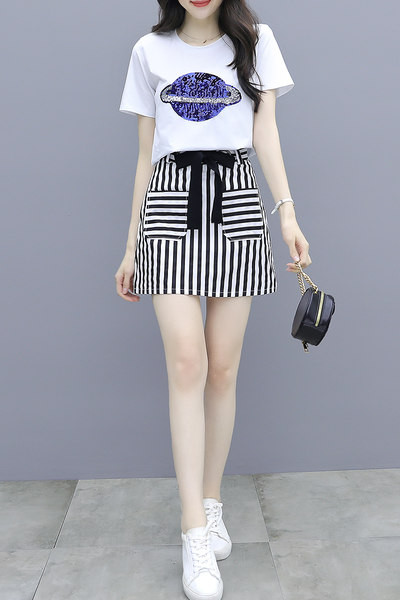 Casual γυναικείο σετ μπλουζάκι και ριγέ φούστα