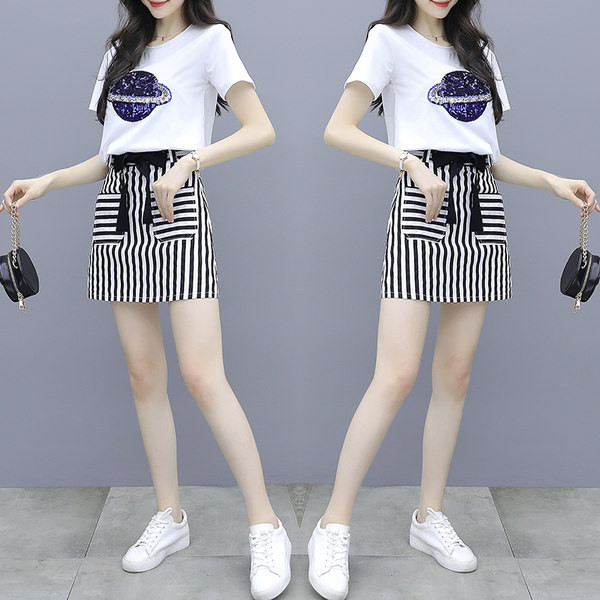 Casual γυναικείο σετ μπλουζάκι και ριγέ φούστα