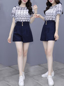 Moderan ljetni set - bluza i kratke hlače s visokim strukom