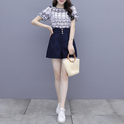 Moderan ljetni set - bluza i kratke hlače s visokim strukom