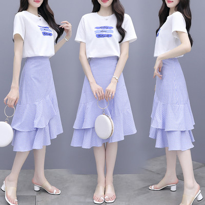 Καλοκαιρινό σετ - T-shirt και ριγέ φούστα