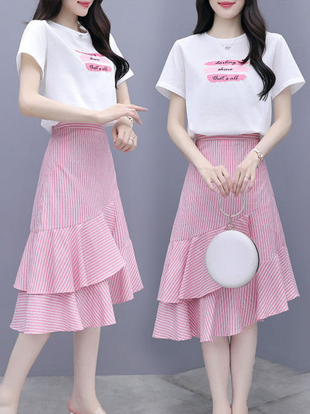 Καλοκαιρινό σετ - T-shirt και ριγέ φούστα