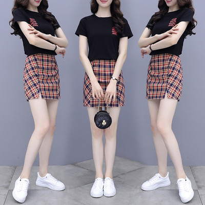 Καθημερινό γυναικείο σετ - T-shirt και καρό φούστα