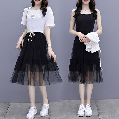 Uus mudelikomplekt kaheosalisest seelikust ja T-särgist