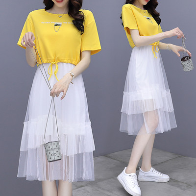 Uus mudelikomplekt kaheosalisest seelikust ja T-särgist