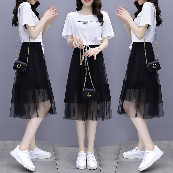 Uus mudelikomplekt kaheosalisest seelikust ja T-särgist