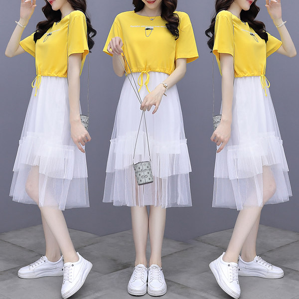 Uus mudelikomplekt kaheosalisest seelikust ja T-särgist