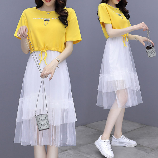 Uus mudelikomplekt kaheosalisest seelikust ja T-särgist