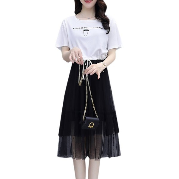 Uus mudelikomplekt kaheosalisest seelikust ja T-särgist