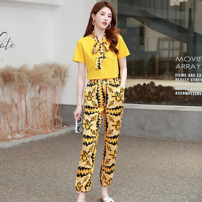 Γυναικείο σετ μπλουζάκι δύο μερών με κοντό μανίκι και παντελόνι με τσέπες