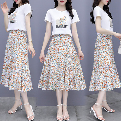 Γυναικείο μοντέρνο σετ με επιγραφή και φλοράλ μοτίβο