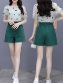 Novi model ženskog kompleta iz dva dijela - bluza na točkice i kratke hlačice