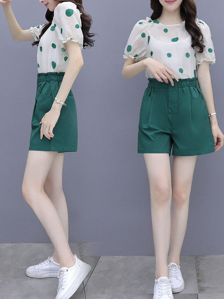 Novi model ženskog kompleta iz dva dijela - bluza na točkice i kratke hlačice