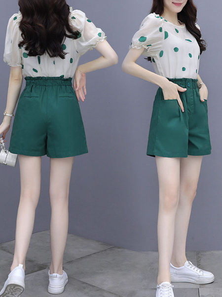 Novi model ženskog kompleta iz dva dijela - bluza na točkice i kratke hlačice